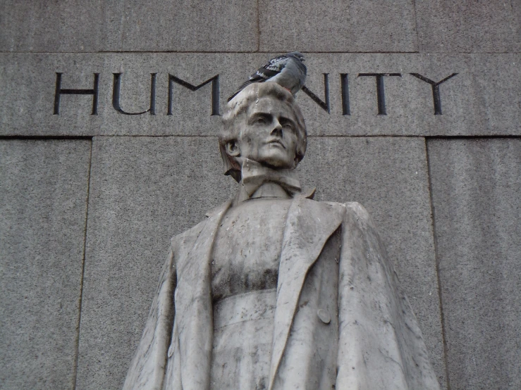 a statue is shown with the words, humn city