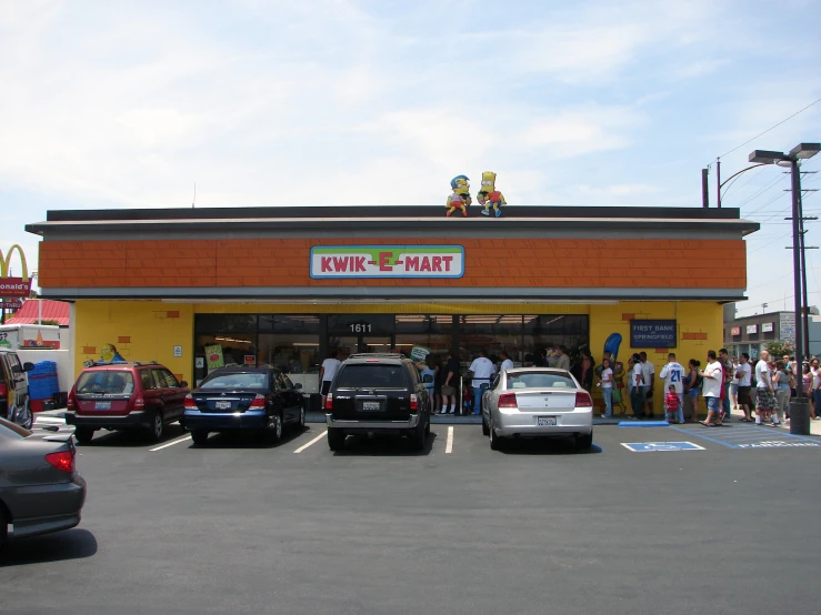 there are cars parked outside of the fast food establishment