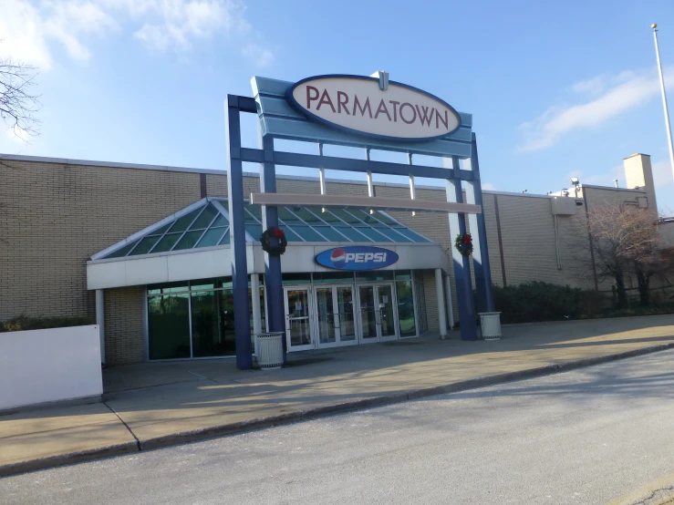 the entrance of the paraahovon store on a nice day