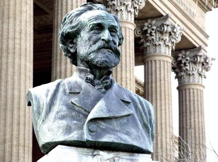 a statue of aham lincoln in front of a building