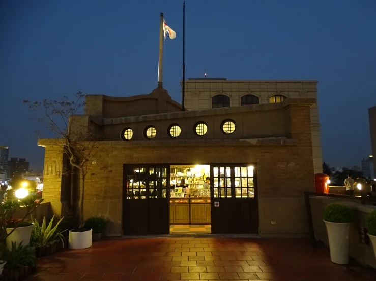 there is a view of a large building in the evening