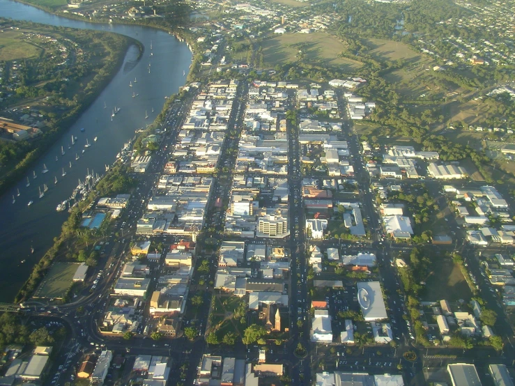 a po taken from the sky shows an aerial view of a small city