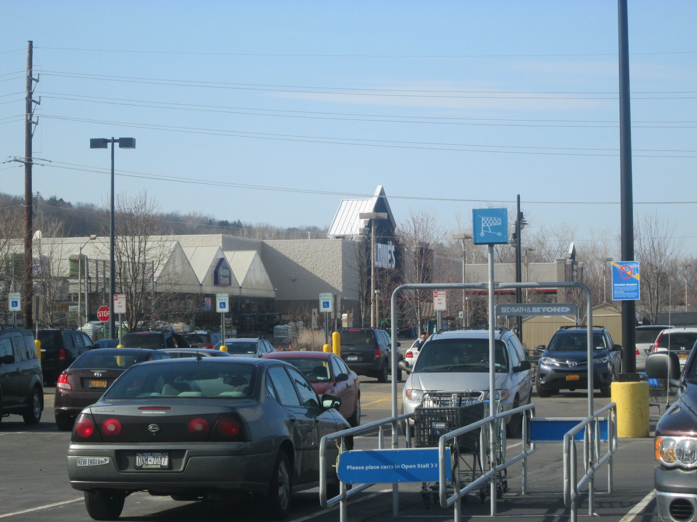 a bunch of cars parked in front of the restaurant