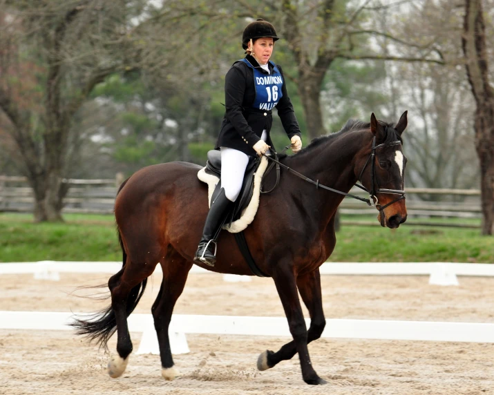 the woman is riding her horse around the course