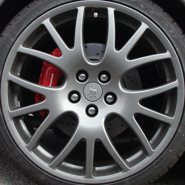 the rim of a car is shown with no wheel cover