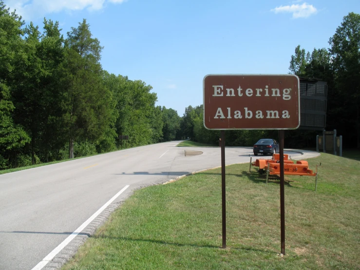 a highway sign with the name entering alabama on it