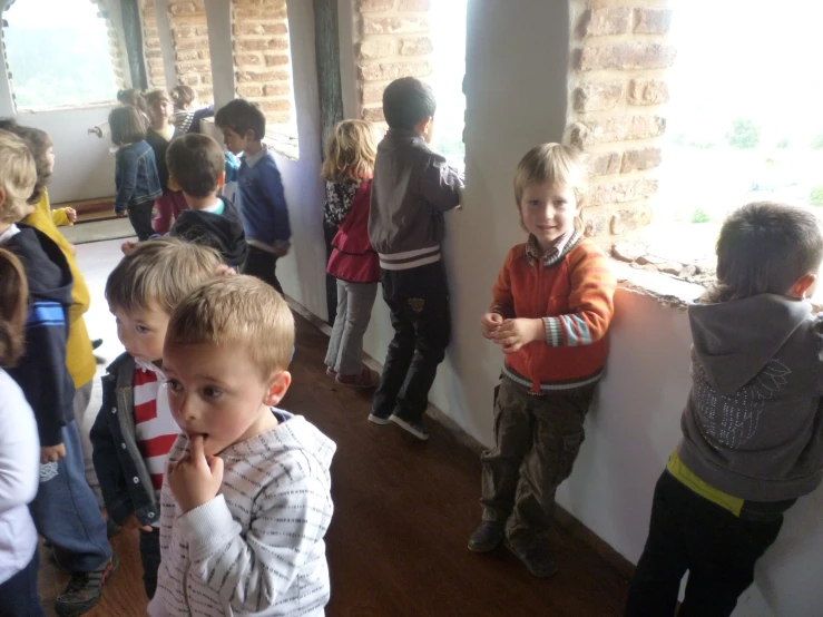 many children in a school building looking at soing