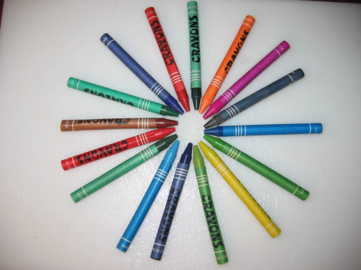 six different colors of marker pens in a circle