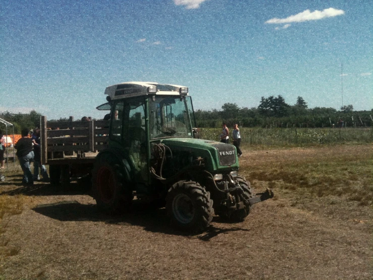 people are watching the tractor pull the trailer