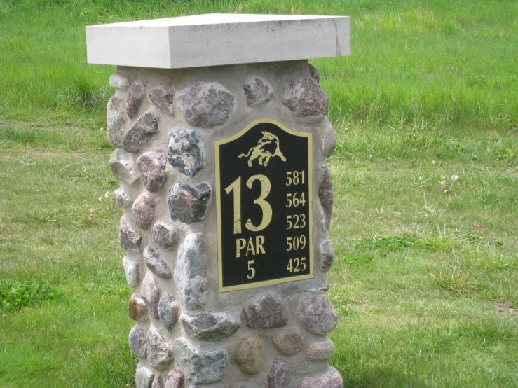 a sign that reads 13 par in front of green grass