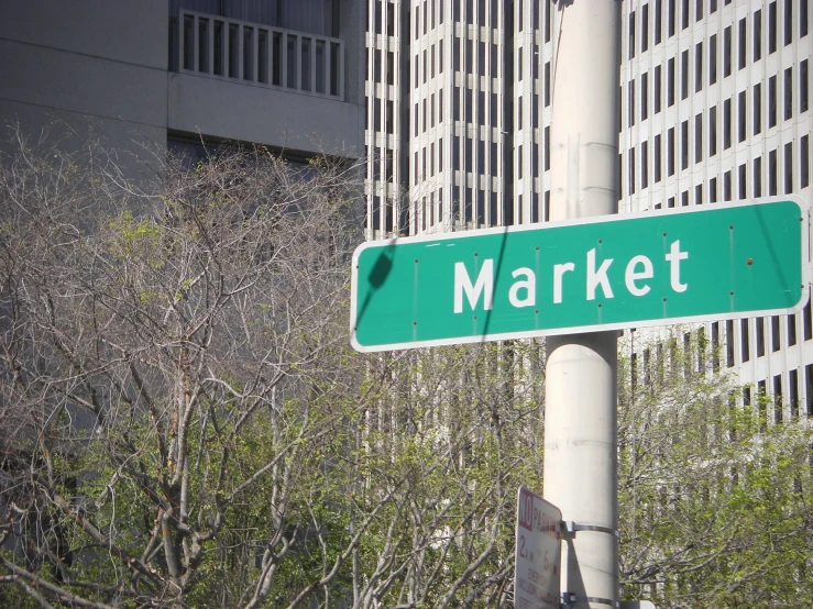 a street sign pointing to market in the city