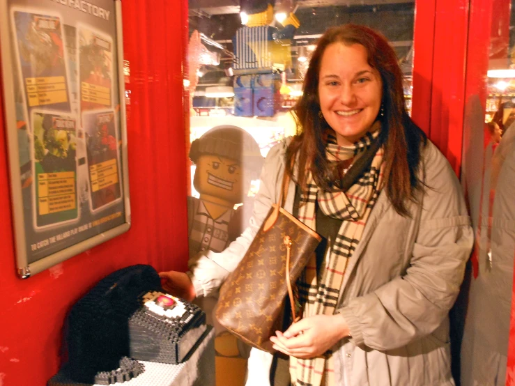 a woman that is holding some kind of purse