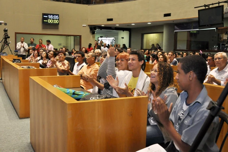 a large room filled with people in the same direction