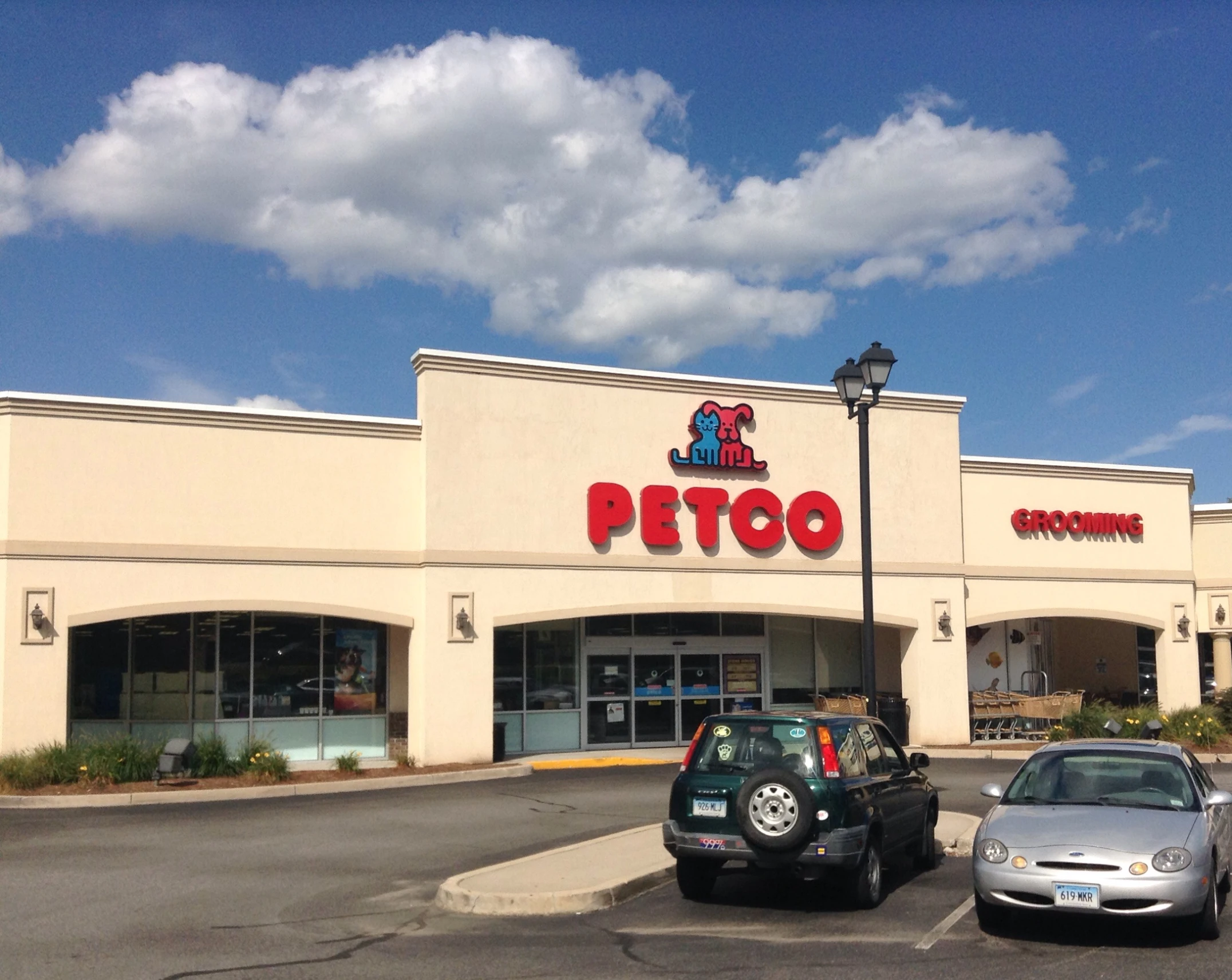 a view of a pitto restaurant and cars parked outside the front