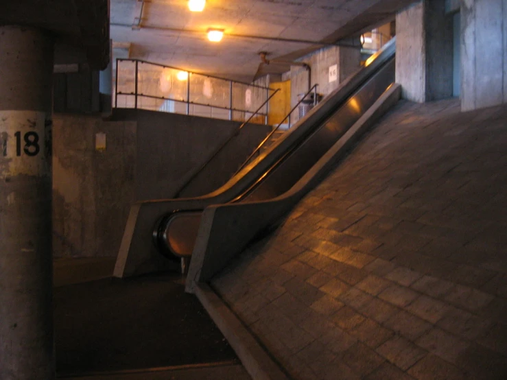an escalator and walkway with stairs that are slightly open