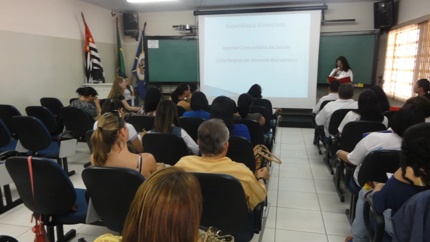 a large class room is filled with students