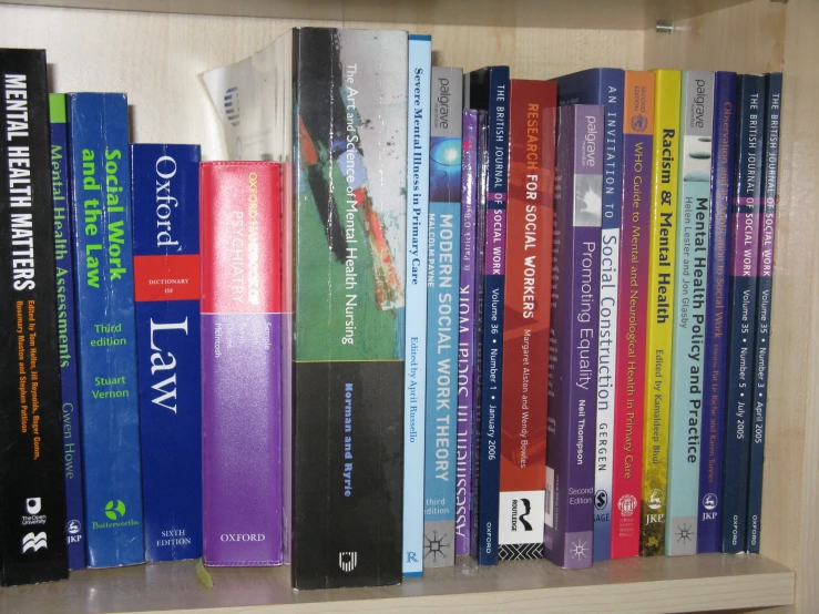 several books line a shelf in a liry