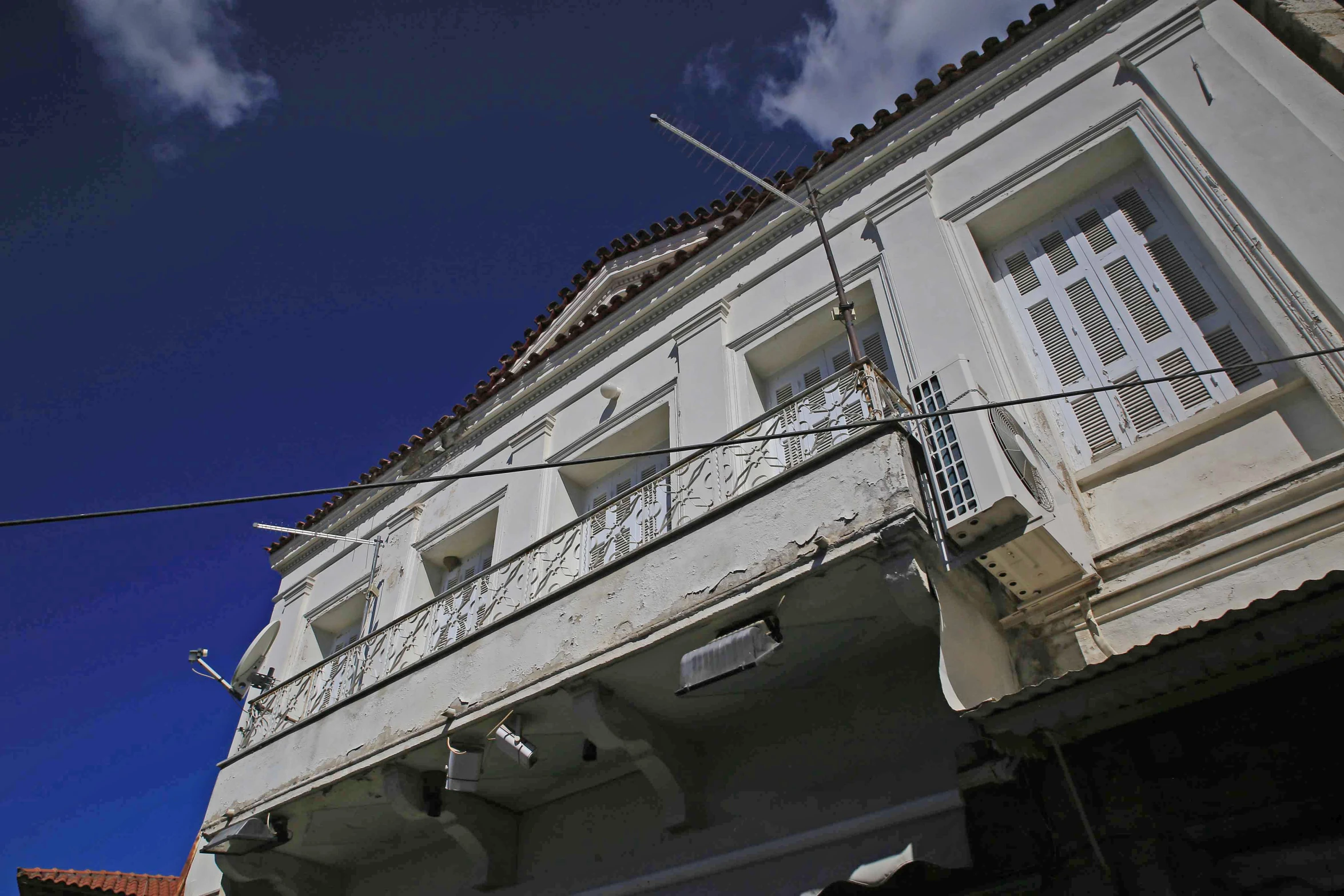 there is an old building with a balcony on top