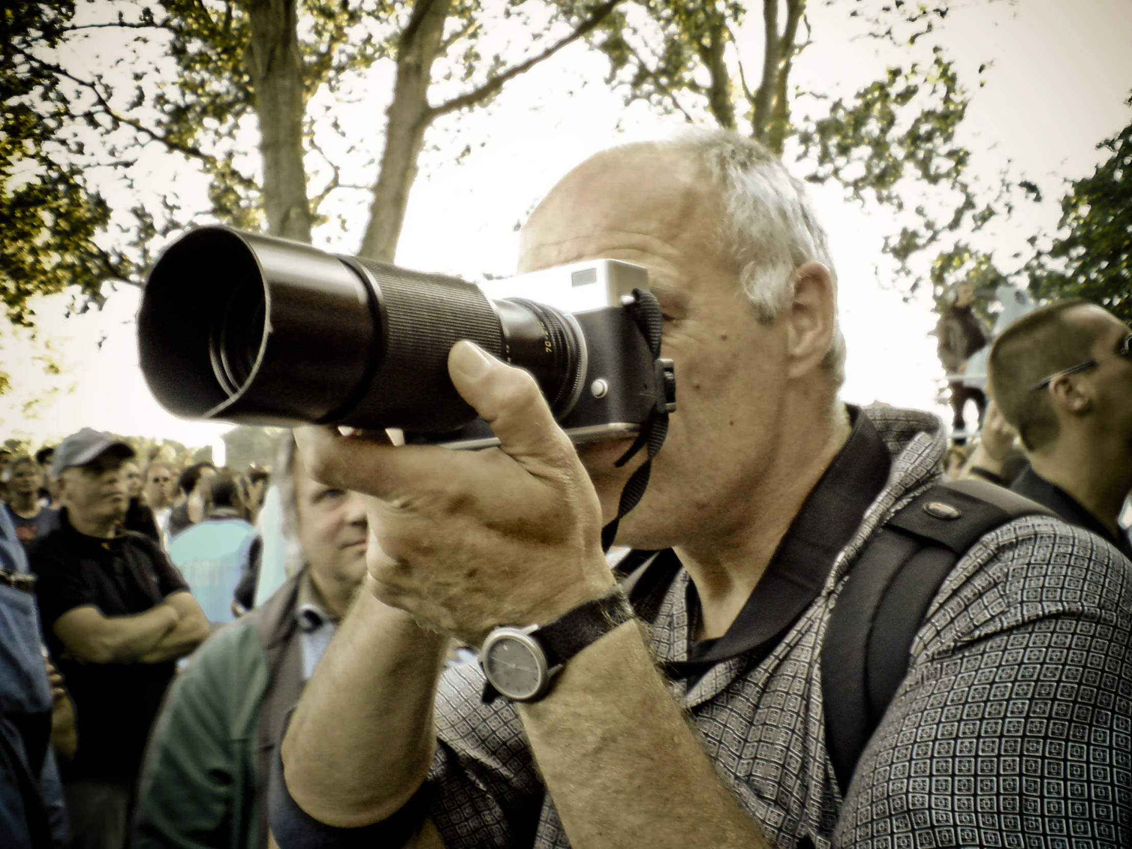 an older man is taking a po with his camera