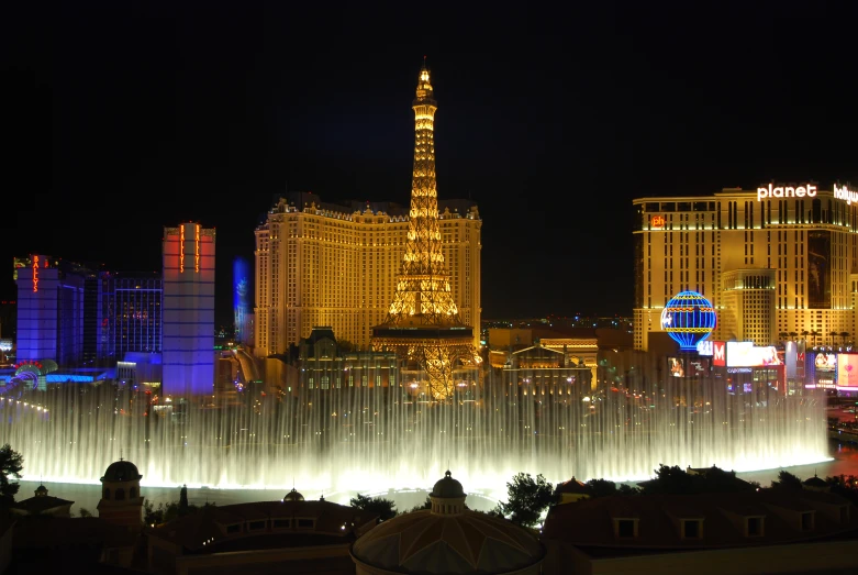 this is a beautiful scene at night with many fountains