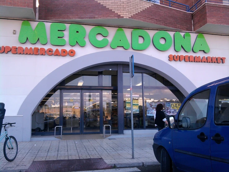 there is a store called mercaddone on the street