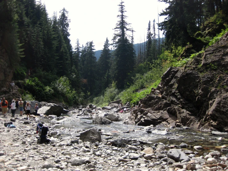 there is a lot of rocks and water in the middle of this po