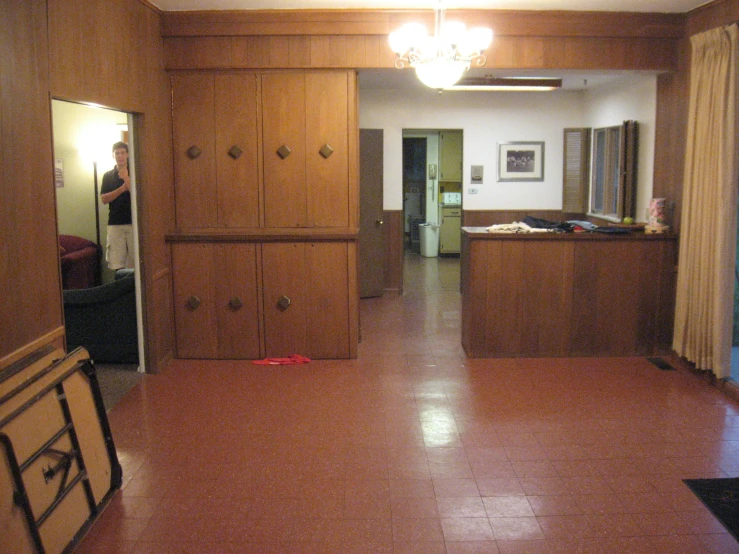 an empty room with several wood paneling in the back