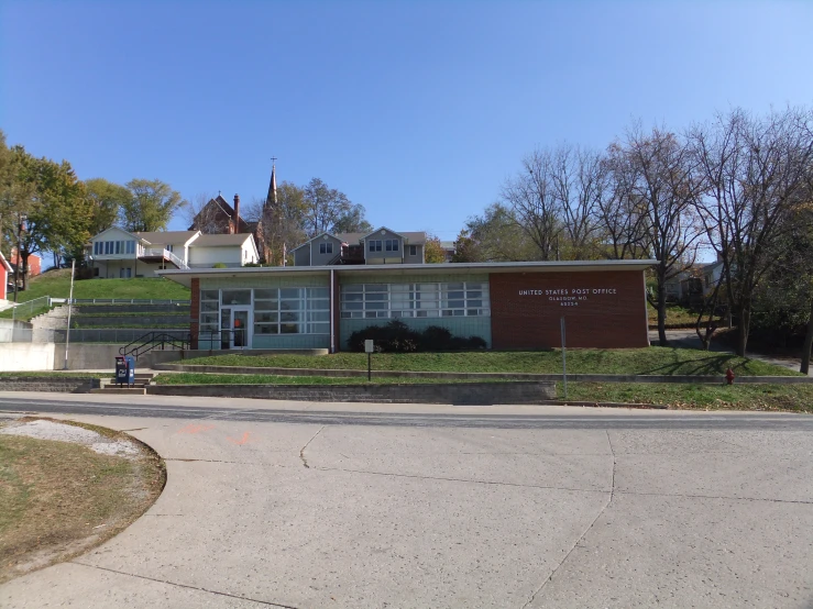 a residential residence located on the side of a road