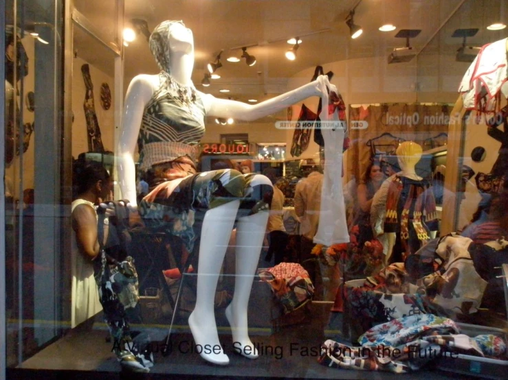 a large number of people on a mannequin