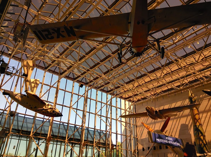 several different airplanes are mounted to the ceiling