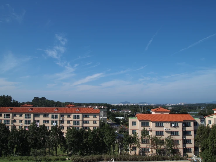 a very large building that is surrounded by trees