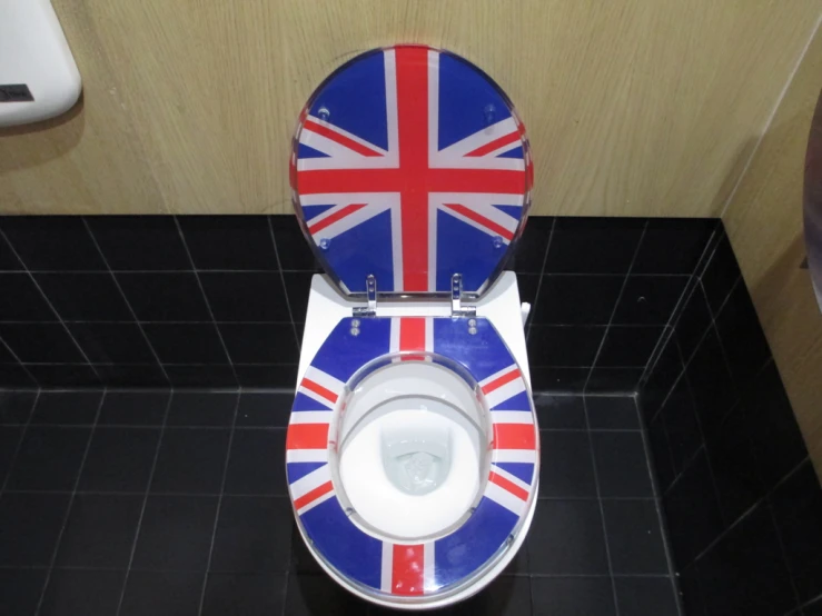 there is a toilet with the flag of england