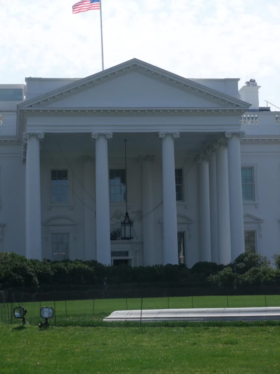 the white house in washington dc is very large