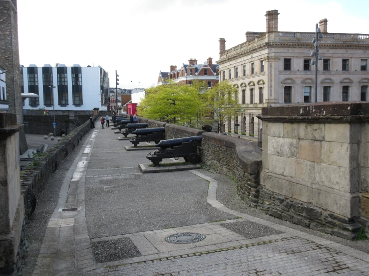 there are several benches on this street near the buildings