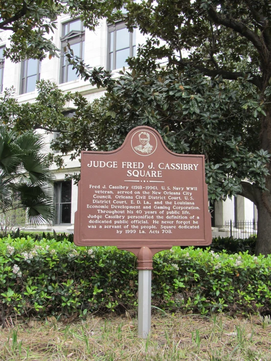 an historical plaque stands in front of a large, old white house