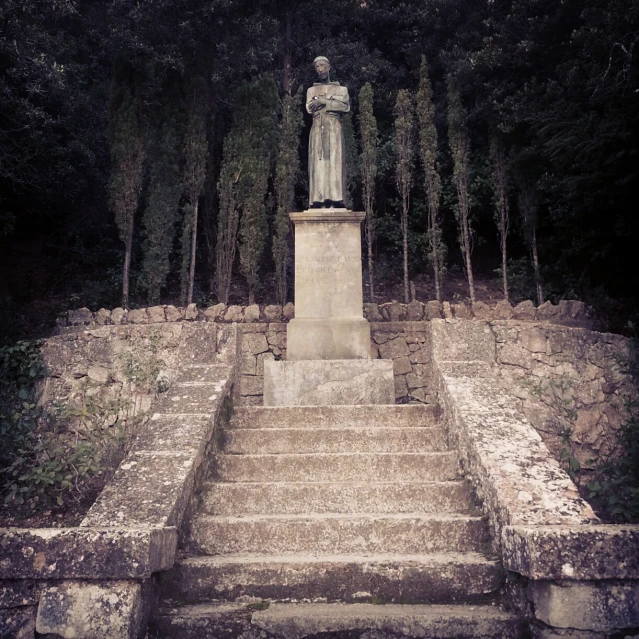 a statue that is standing in the middle of some steps
