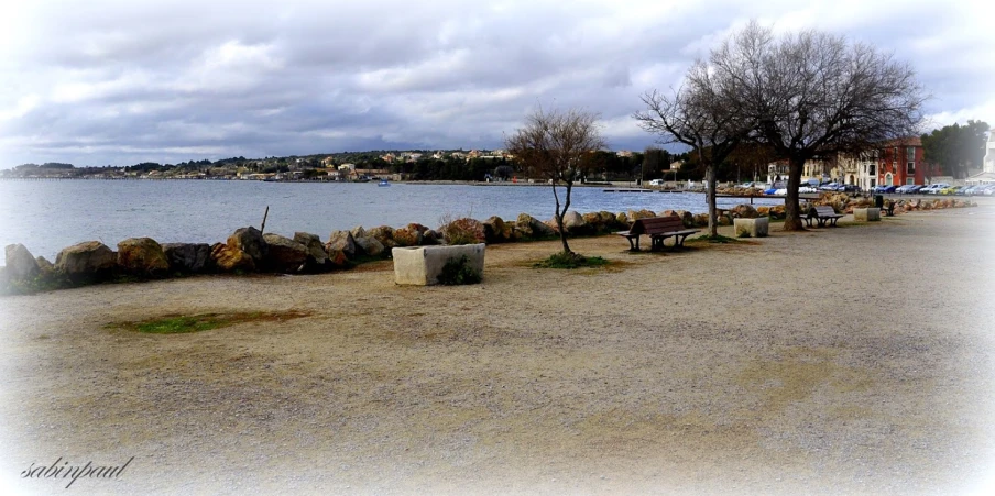 a very wide open area with a lake near it