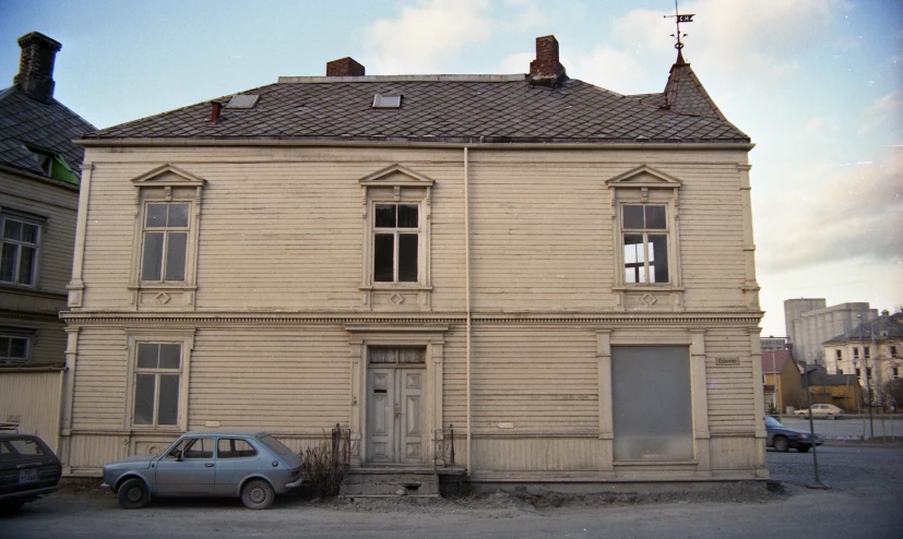 an old building is sitting in the center of a street