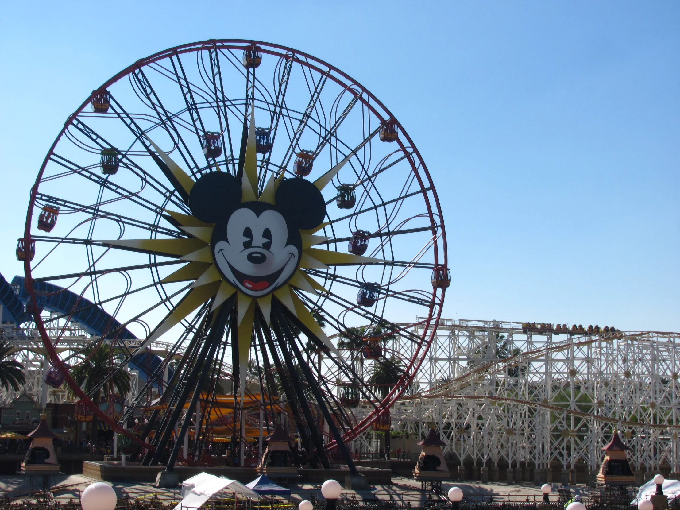 there is a ferris wheel that is sitting in the middle of a park