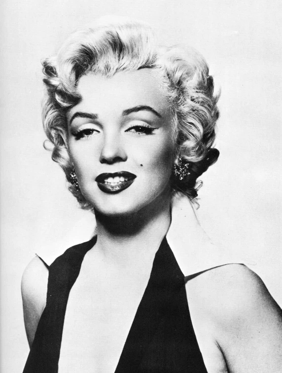 marilyn monroe is posing for a po in black and white