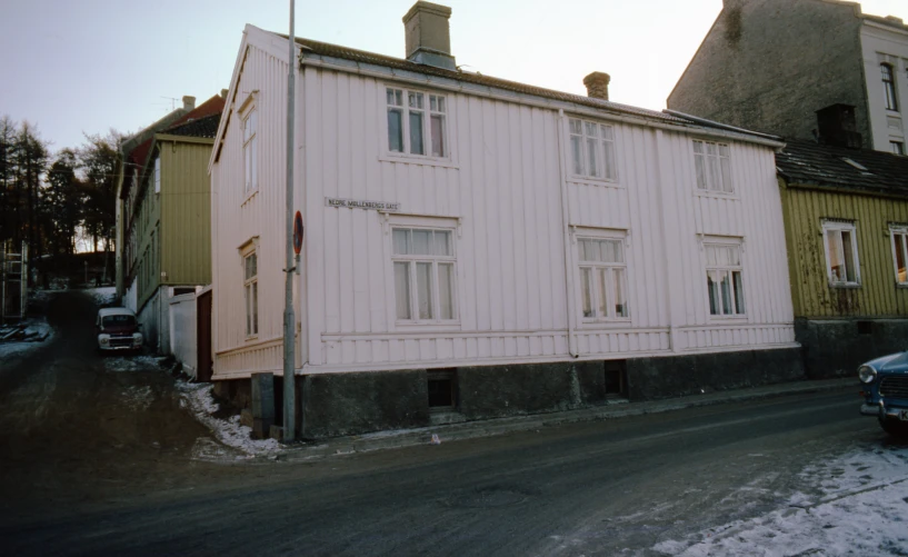 a old house that is on the street