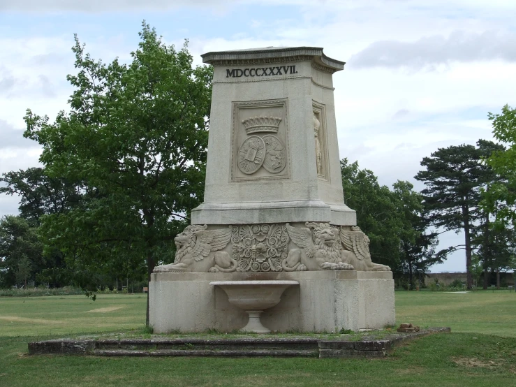 an old monument with a fountain that is in the center