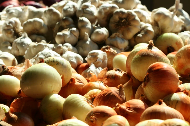 a basket filled with lots of fresh onions