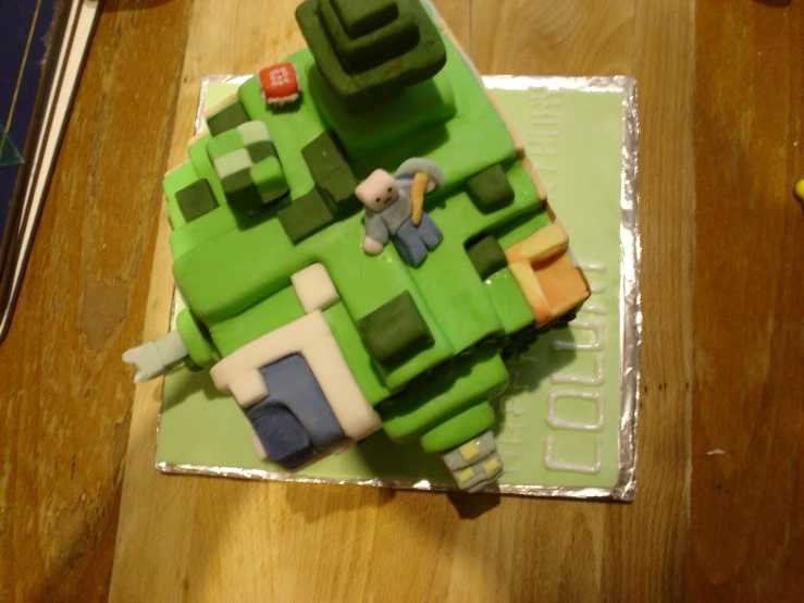 a cake is decorated to look like a green game design