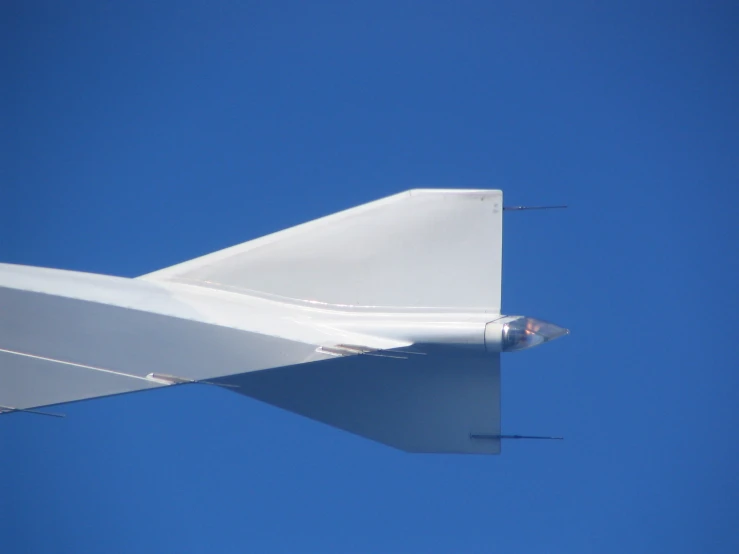 the wing of an airplane flying through the sky