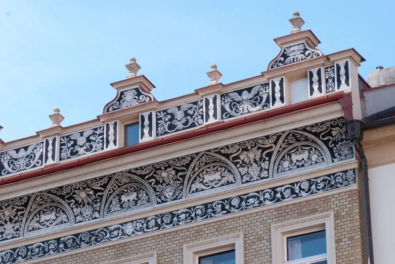 there is a roof top with an intricate pattern