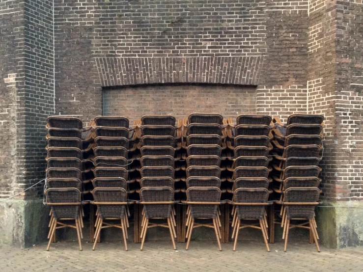 a large amount of brown baskets lined up on each other