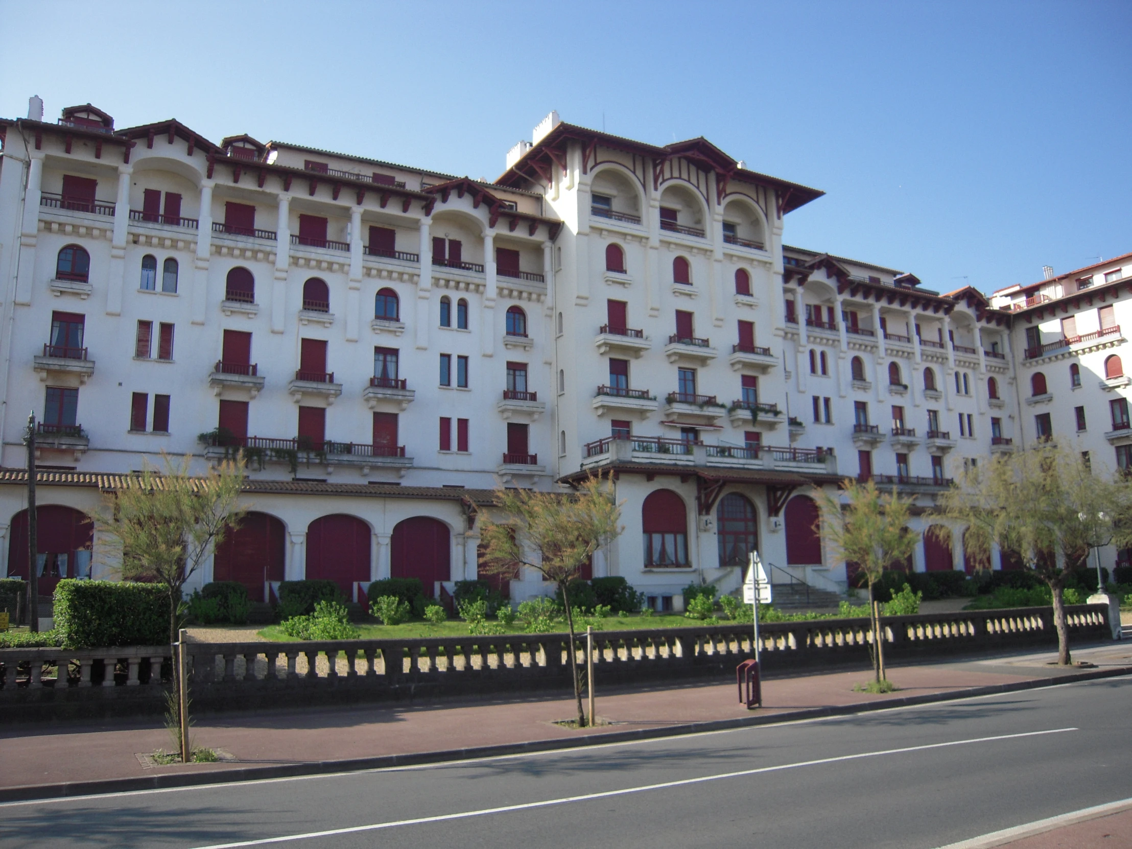 a large white building with a bunch of windows