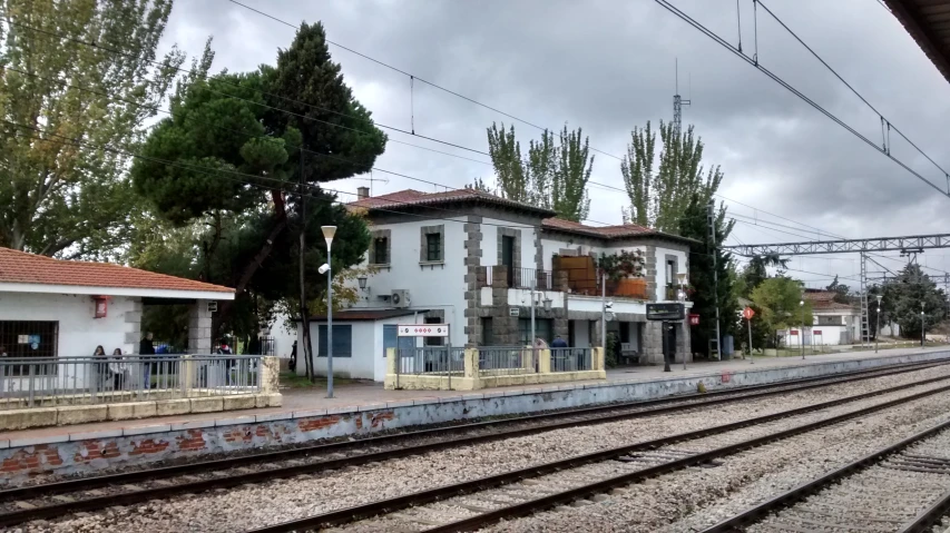 an abandoned building sitting next to train tracks