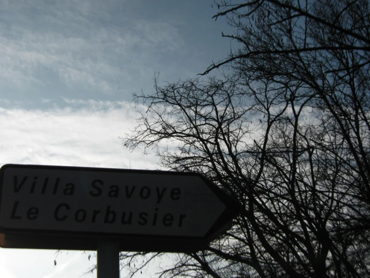 a street sign that says villa savoie le corbusier